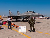 Mikojan MiG-29KUB -hävittäjälentokone Jeiskin lentoaseman avointen ovien päivänä (2013).