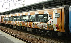 JR四国2000系 2代目「おむすびまんトリオ号」。おむすびまんをメインに、こむすびまんも描かれている。