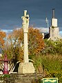 Saint-Goazec : le calvaire du XVe siècle et sa Vierge à l'Enfant.