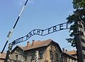 「ARBEIT MACHT FREI（ドイツ語で働けば自由になるの意味）」と記された、第一強制収容所の門のアーチ。 「B」のプレートのみ明らかに上下逆に付けられているが、一説には、設置作業にあたった収容者がせめてもの抵抗として、上下逆に取り付けたと言われる。