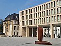 Campusplatz w centrum miasta, biblioteka uniwersytecka i państwowa, stary budynek główny, oraz rzeźba „Popiersie” (autor Franz Bernhard) (2017)