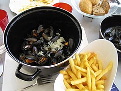 ベルギー料理 ムール・フリットとフライドポテト (moules frites)