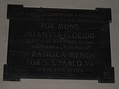 Lápida que se encuentra en la basílica de san Juan Bautista en conmemoración a su nombramiento como Basílica menor.