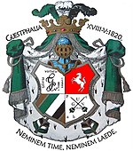 Großes Corpswappen Es zeigt im rechten oberen Feld ein weißes Pferd in rotem Feld, entnommen dem Wappen der Provinz Westfalen, links oben den Zirkel auf weißem Grund umgeben von dem Spruch Gloria virtutis comes, links unten die Farben grün-weiß-schwarz und rechts unten ein paar gekreuzte Schläger, in denen sich die Buchstaben G.U.N. (gladius ulter noster) und unter denen sich die Buchstaben v.f.i.f.i.( vivant fratres intimo foedere iuncti) befinden.