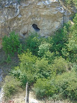 A Róka-hegyi Füstös-barlang bejárata