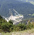 Die Skianlage, ganz links die Skiflugschanze