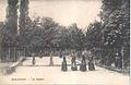 Jeunes filles au tennis du pensionnat Berlaymont[64] à Bruxelles vers 1905.