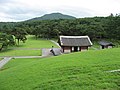 世宗英陵的松林和神道，前景遠處的高山為風水理論中的「朝山」