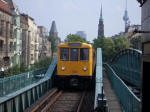 רכבת עילית (אנ')[1][2] של קו זה בשדרות שנהאוזר שבשכונת פרנצלאואר ברג.