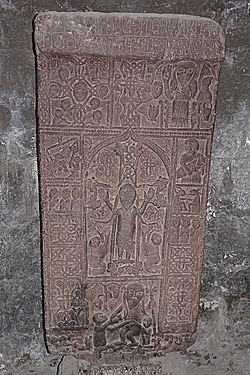 Khatchkar dans Sourp Astvatsatsin, monastère de Sevanavank, sculpté en 1653 par Trdat ; il est composé d'une scène de descente aux limbes (en bas), d'une crucifixion (au centre), et du Christ des visions théophaniques (en haut)[51],[Ic. 21].