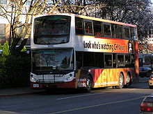 Un autobus urbano a due piani in servizio in Canada