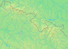 Mapa konturowa Sudetów, w centrum znajduje się czarny trójkącik z opisem „Stołek”