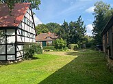 Ein Hof mit Fachwerk-Wassermühle, Wohnhaus und Scheune