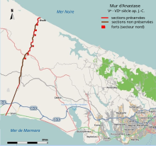 Carte de la péninsule de Constantinople, faisant notamment figurer le tracé du mur d'Anastase, de la mer Noire à la mer de Marmara.