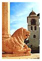 Uno dei due leoni del protiro e la torre campanaria - Lion and bell tower