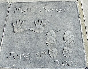 Cetakan tangan dan kaki Damon di depan Grauman's Chinese Theatre