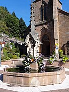 Fontaine devant l'église de Hersbach.