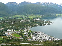 Sandane set fra udsigten i Fjellbygda Foto: C. Hill, 2008