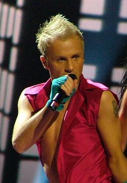 Deen esiintymässä vuoden 2004 Eurovision laulukilpailussa.