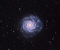 Spirální galaxie NGC 3938 se čtyřmi rameny