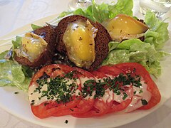 Insalata alla digionese con formaggio Époisses su Pan di zenzero