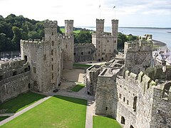 ...e interior do Castelo de Caernarfon, incorporando desenhos romanos e arturianos;