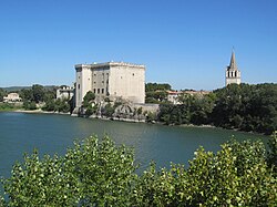 Pohled na hrad přes Rhônu, vpravo kostel sv. Marty