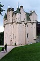 1626年完成のスコットランドのクレイギーヴァー城（Craigievar Castle）の持ち送り。張り出した上層の構造を支持している。