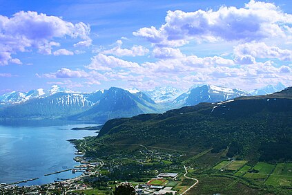 Hareid med Sunnmørsalpene i bakgrunnen.