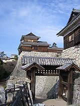 松山城戸無門（重要文化財）と太鼓櫓