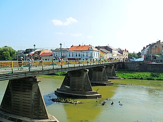 Ponte pedonale sul fiume Už, tra piazza Petofi e piazza Teatral'na