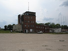 Командно-диспетчерский пункт аэродрома, фото 2006 года.