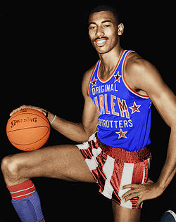 Wilt Chamberlain Harlem Globetrottersin pelipaidassa vuonna 1959