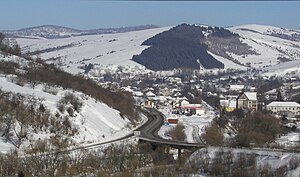 Нижні Ворота (вигляд з півдня). На передньому плані — міст через річку Латорицю