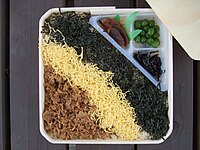 かしわめし。左はご飯280gで奈良漬のみ、右はご飯350gで奈良漬、うぐいす豆、しそこんぶが入っている