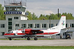 Venäjän metsäpalojen lentotähystystä toteuttavan Avialesoohranan Antonov An-26 Vladimirin Semjazinon lentoasemalla.