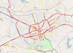 Mapa konturowa Tirany, na dole znajduje się punkt z opisem „Politechnika Tirańska”