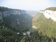 Cirque de Baumes-les-Messieurs. La falaise laisse apparaitre la roche calcaire.