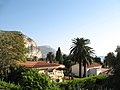 Veduta dal treno, insieme di ville a Beaulieu-sur-Mer