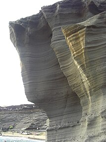 Restos estratificados de Puʻu Mahana cinder cone.