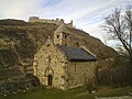 Cappella di Tutti i Santi con, sullo sfondo, il castello di Tourbillon