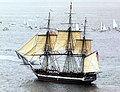 USS Constitution: در حال حرکت در خلیج ماساچوست، با اسم کوچک old ironsides. این ناوچه از زمانی معروف شد که توپ‌های بریتانیایی در جنگ سالِ 1812 بدنه از جنس بلوط آن را به توپ بستند. این کشتی قدیمی‌ترین کشتی جنگی به کار گرفته شده‌ است که هنوز شناور است.