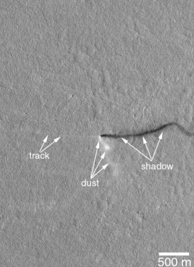 Марсіанський пиловий вихор - на рівнині Amazonis Planitia (10 квітня, 2001) (ще один знімок [Архівовано 3 червня 2016 у Wayback Machine.]) (відео (02:19) [Архівовано 10 січня 2014 у Wayback Machine.]).