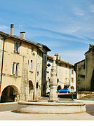 La fontaine au centre du bourg d'Arinthod.