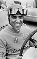 Tazio Nuvolari, vêtu de son célèbre jersey jaune brodé à ses initiales et portant au cou son pendentif porte-bonheur (une tortue en or) offert par Gabriele D'Annunzio.