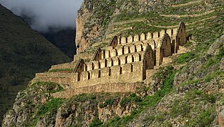 Site de Pinkuylluna, au nord-est d’Ollantaytambo : ruines, à flanc de coteaux, des greniers publics à deux étages ou « magasins de l’Inca », nommés en quechua Qollqa ; le grain, dûment enregistré par les Quipucamayocs (comptables gardiens des Quipus), était versé par la fenêtre haute d’amont, et plus tard retiré par les ouvertures côté aval. « Des études ont montré que la ventilation sur ces hauteurs était très bonne pour sécher et conserver les graines »[26].