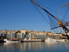 La Doca de Alcântara, porto turistico. Alle spalle del porto, la Linea di cintura di Lisbona e la parallela Avenida 24 de Julho. In posizione più elevata, al centro, è visibile la facciata dell'Igreja de São Francisco de Paula.