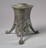 Bază de tripod; circa 100 î.Hr.; bronz; 77 x 32,3 x 28 cm; Muzeul de Artă din Cleveland (Cleveland, Ohio, SUA)