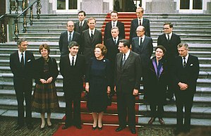 De bordesscène van de ministers van het kabinet-Lubbers I met in het midden vooraan koningin Beatrix bij Huis ten Bosch op 4 november 1982