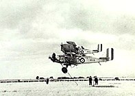 Photographie de deux avions militaires de la Seconde Guerre mondiale volant près du sol.